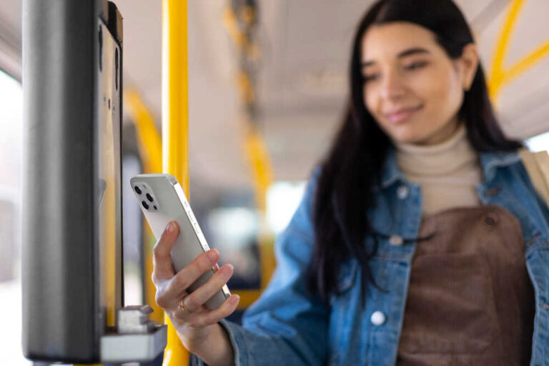 Kobieta kasuje bilet w autobusie miejskim